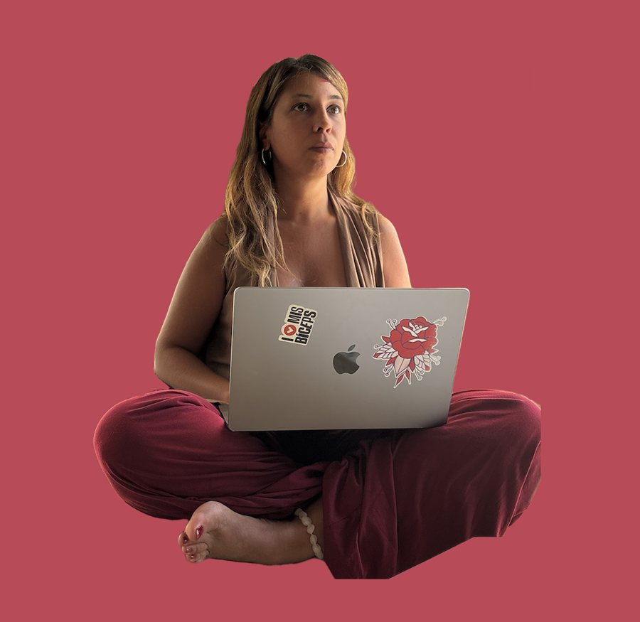 Fabiana con su portátil, dando clase online