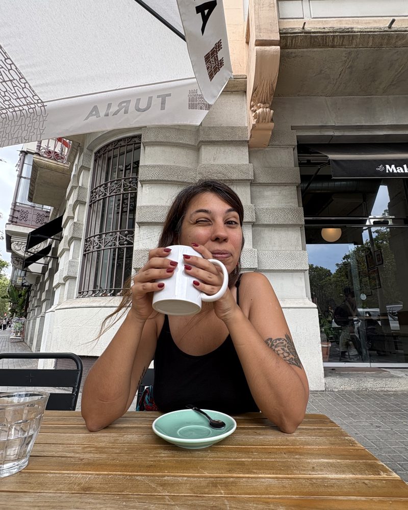 Fabiana tomando un café en una terraza
