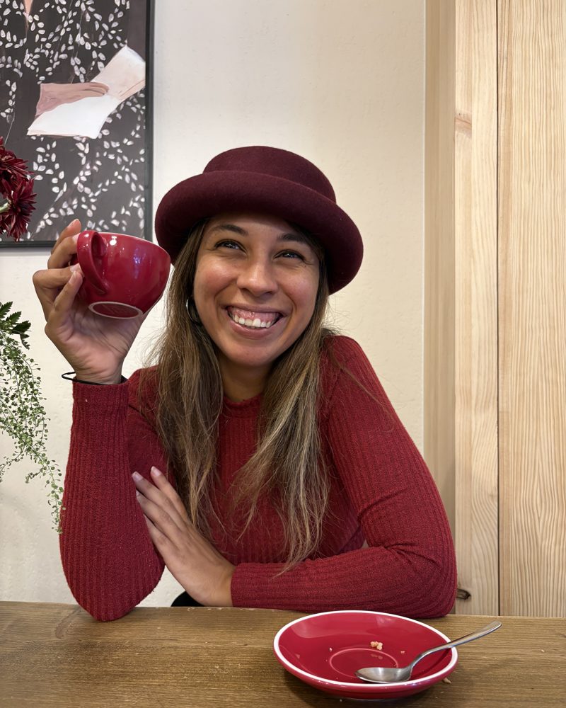 Fabiana sonriendo con una taza de café